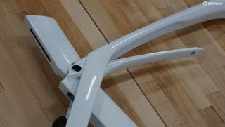 The primary deflection comes from the extension flexing upwards towards the actual top tube. The slider adjusts compliance by increasing or decreasing the amount of empty space the tube can flex into