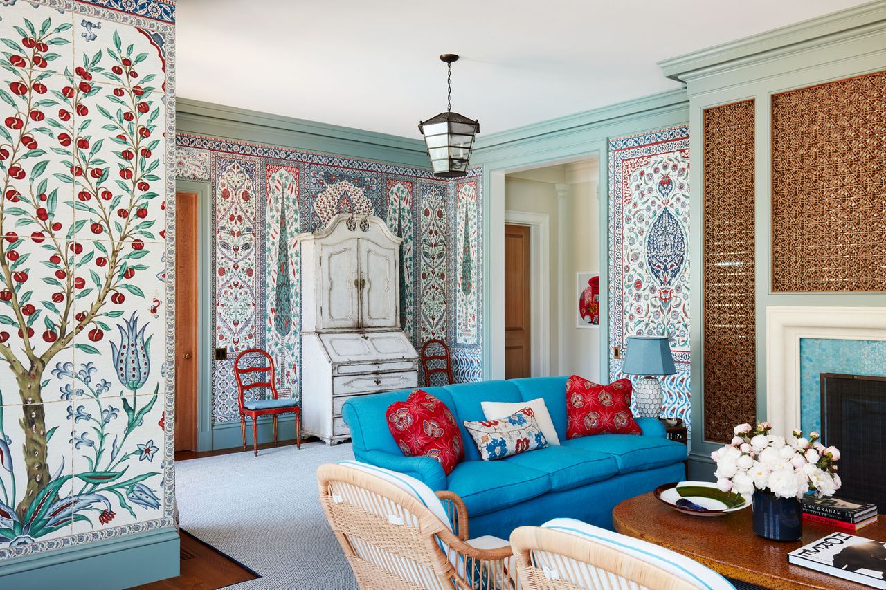 Living room with pattered tile-effect wallpaper, blue and red upholstery