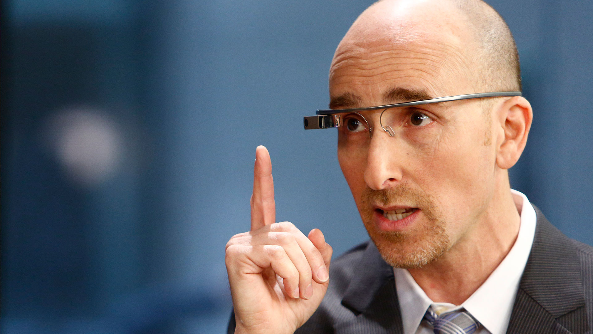 Lance Ulanoff mostrando sus Google Glass