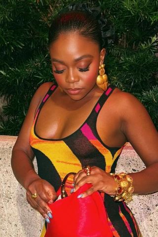 @fisayolonge wearing heart earrings