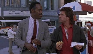 Lethal Weapon Danny Glover Mel Gibson Murtaugh and Riggs enjoy a hot dog
