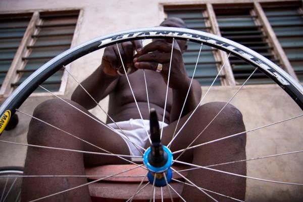 &ndash; Bruno, a former racer and currently an assistant to the team, repairs a wheel.