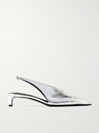 Slingback-Pumps aus Metallic-Leder