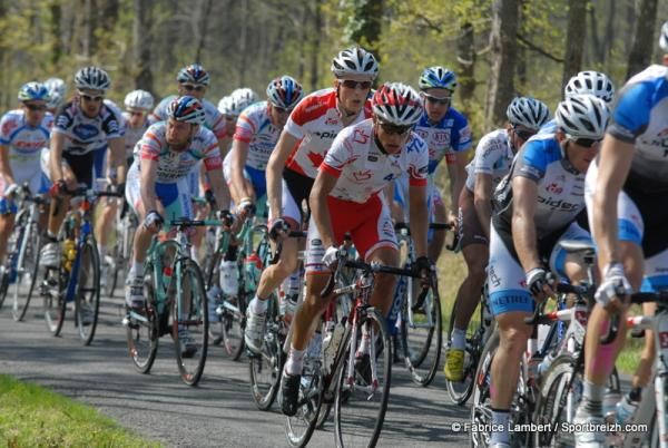 Canadian champion Will Routley tucked in the peloton