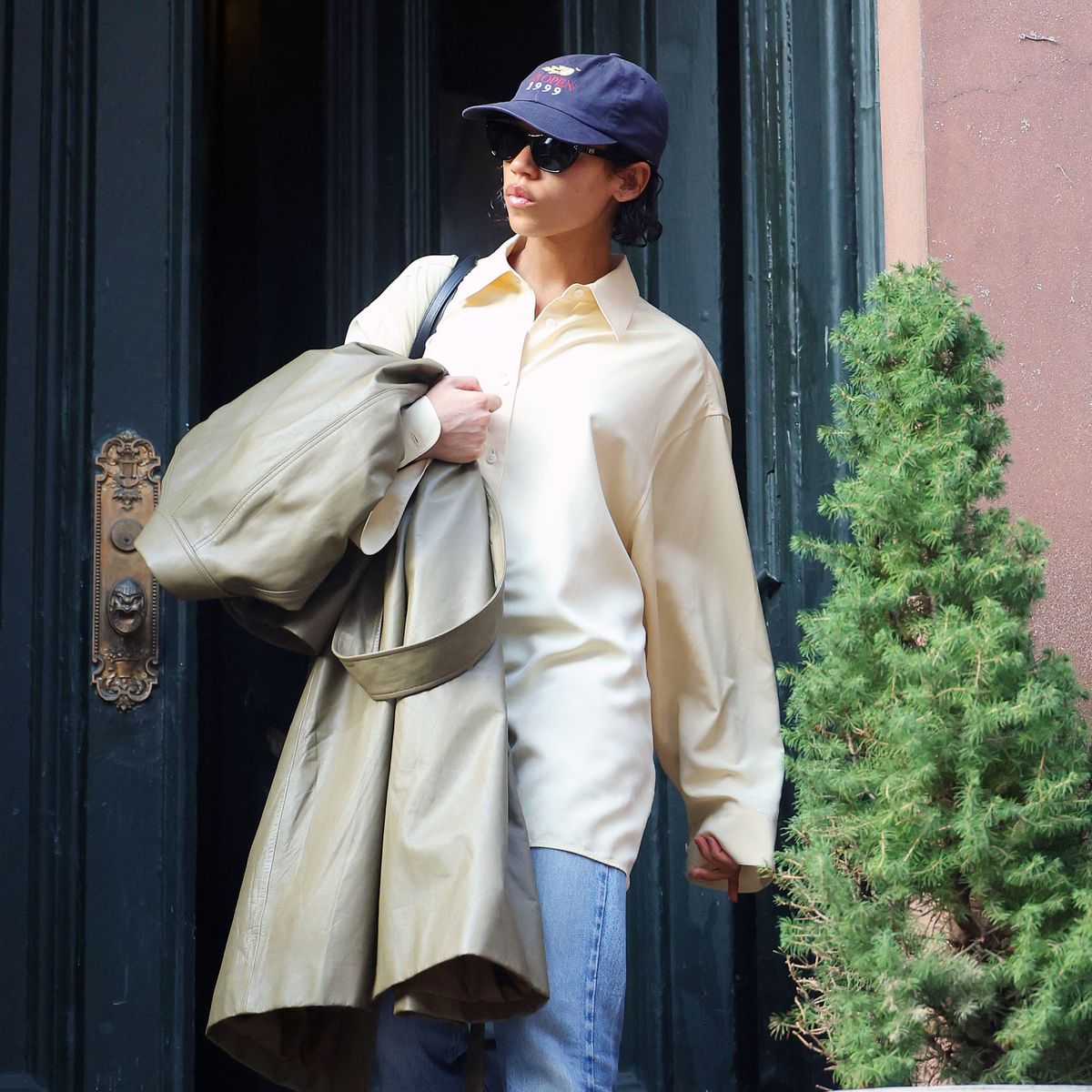  It's True—Celebrities Always Rely On This Flat Shoe to Elevate Their Simple Jeans Outfits 