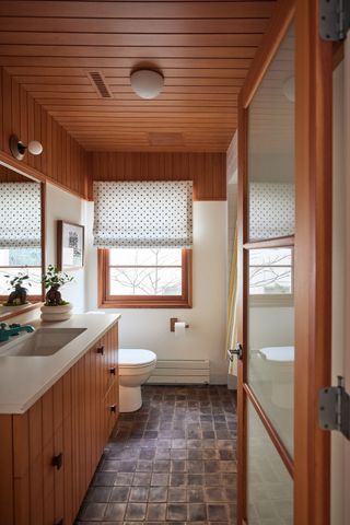 Complementary colors and neutral tones in a bathroom