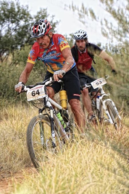 Two racers in the Ingkerreke Commercial MTB Enduro