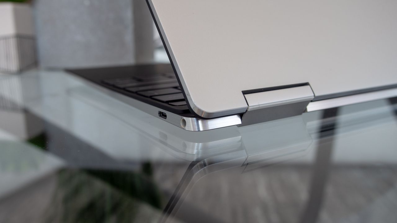 Grazie alla nuova cerniera si ottiene un migliore rapporto screen to body rispetto al modello precedente.