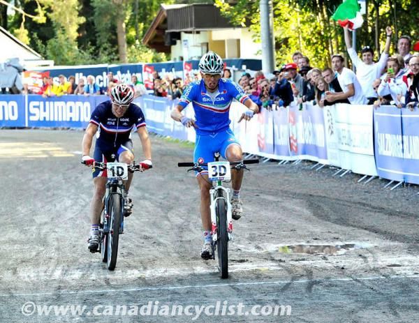 Luca Braidot out sprints Maxime Marotte to give France the gold medal ahead of Italy in the team relay