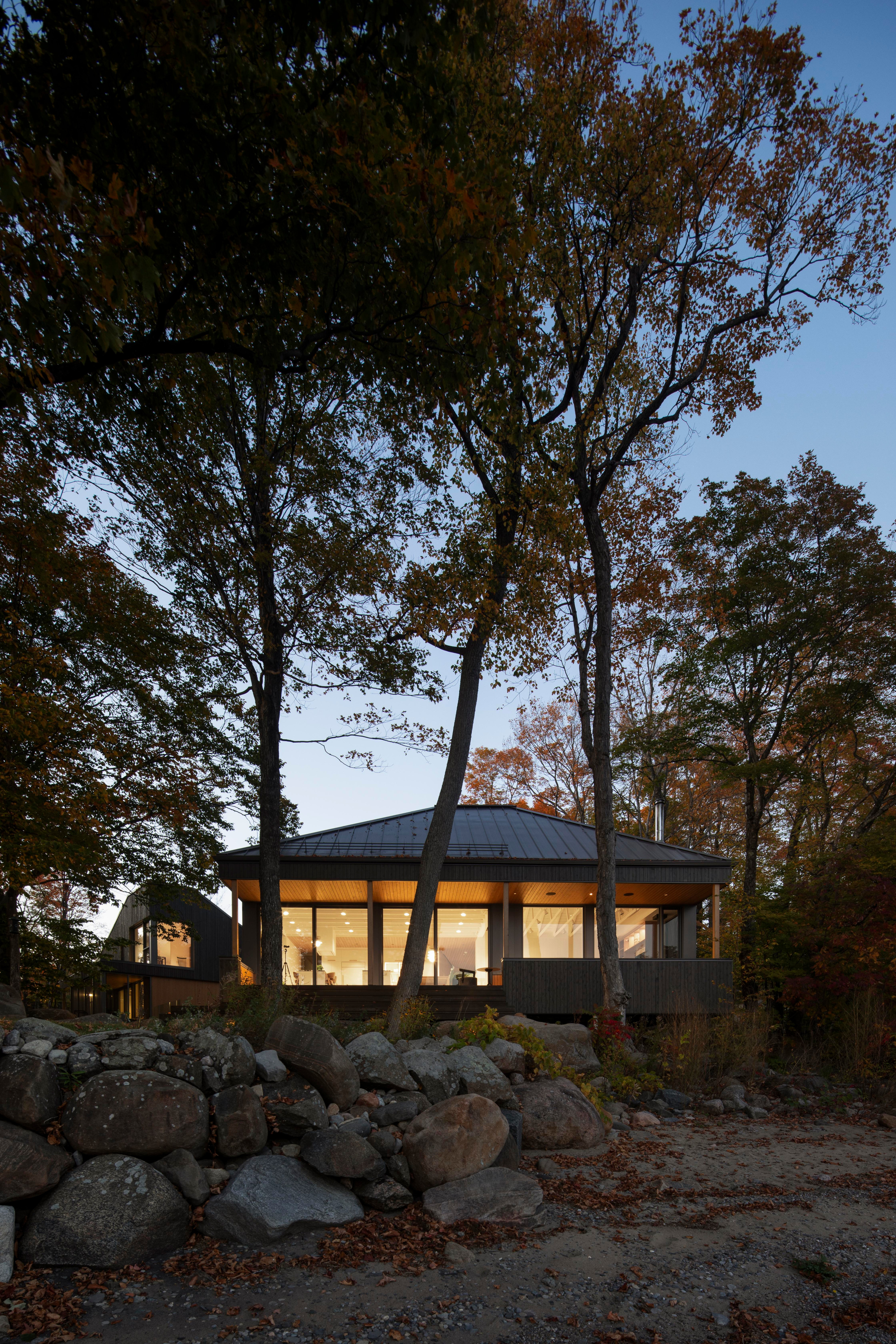R&amp;eacute;sidence l'&amp;Eacute;chouage seen from the riverbank