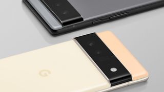 Google Pixel 6 asetettuna pöydälle