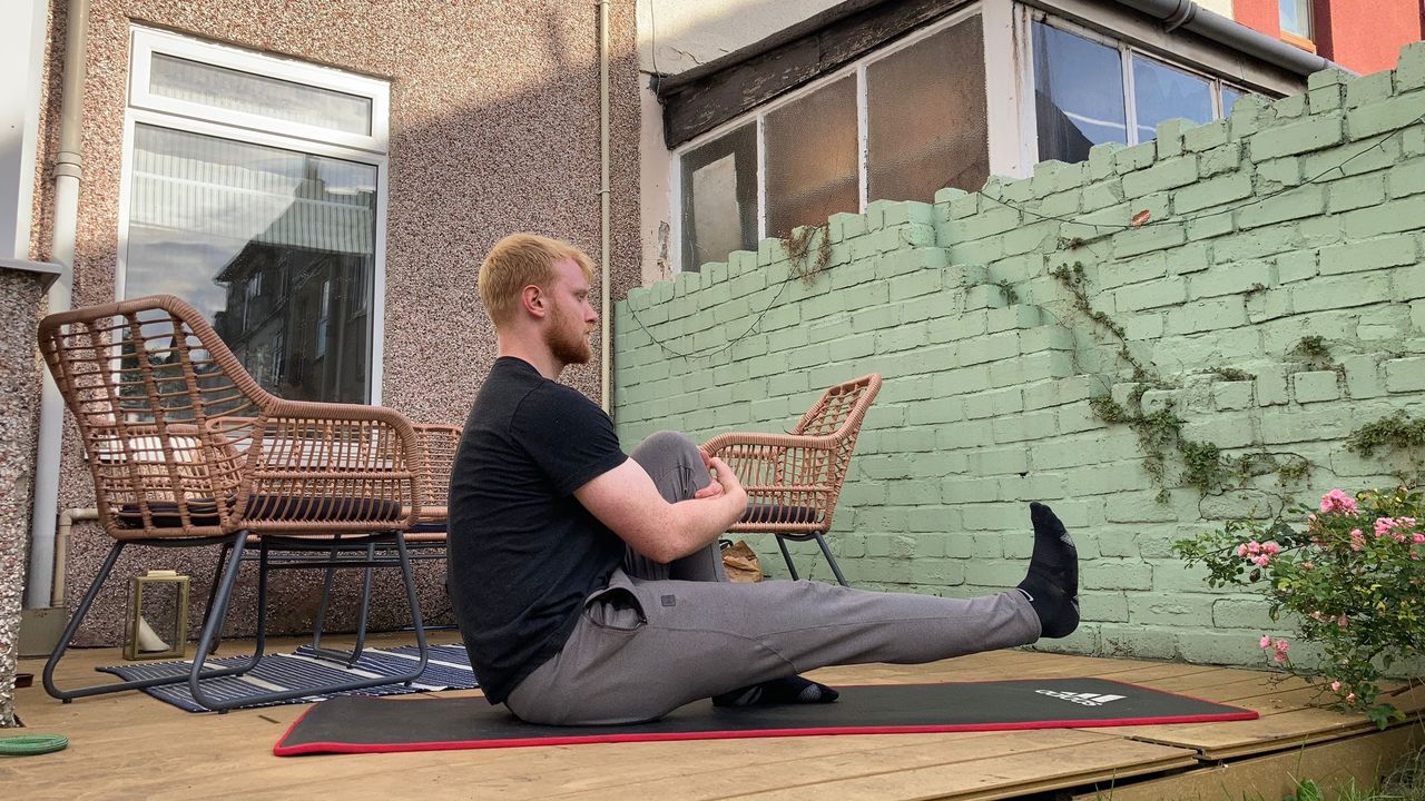 Fit&amp;Well fitness writer Harry Bullmore performing a hip flexor lift