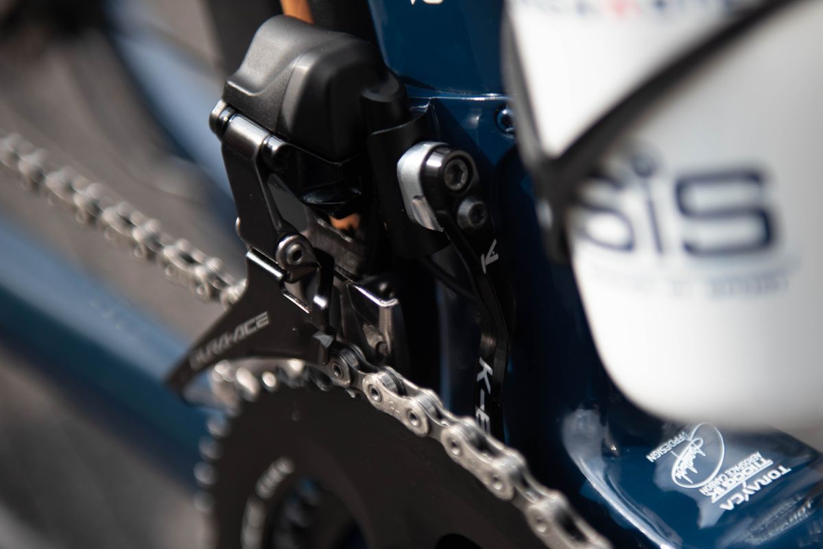 A close up of the chain and front derailleur on Michal Kwiatkowski's Pinarello Dogma F