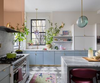 A neutral kitchen with blue kitchen cabinets