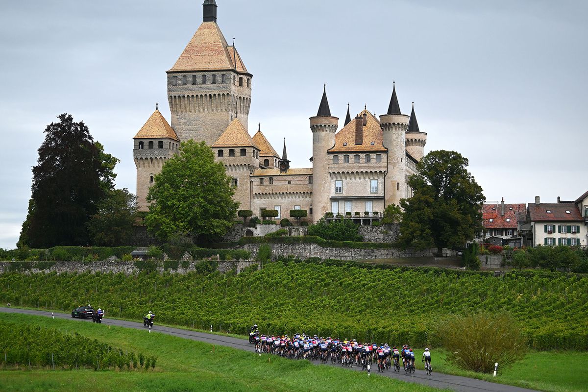 The peloton on stage 3 of the Tour de Romandie Feminin