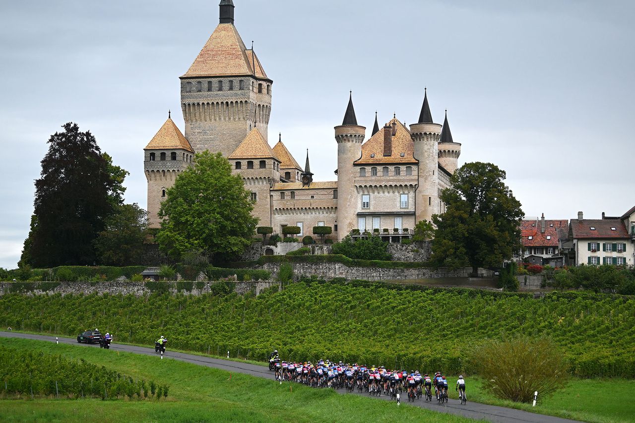The peloton on stage 3 of the Tour de Romandie Feminin