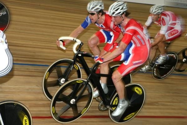Bradley Wiggins and Rob Hayles in the Madison for Great Britain