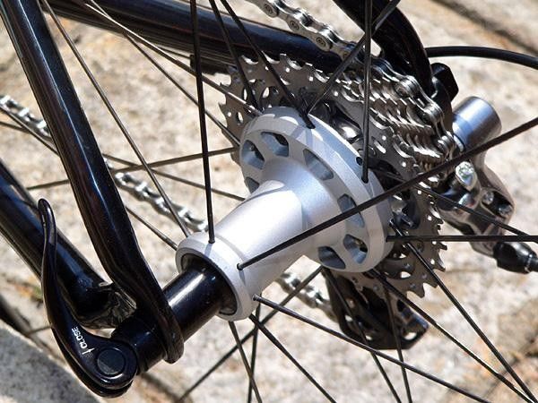 All Roval hubs utilize straight-pull spokes and many feature Specialized's DoubleDrive lacing pattern to help equalize spoke tension from left to right.