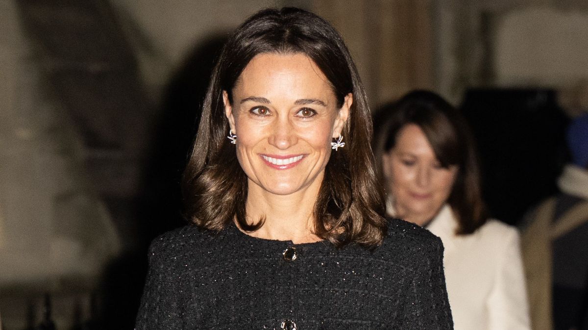 Pippa Middleton scintille dans une élégante robe-manteau noire lors de l'événement Christmas Carol