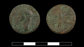 Image of the front and back of a Roman coin discovered in the Cova de les Dones in Spain.