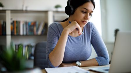 Woman watching an online video © Getty Images