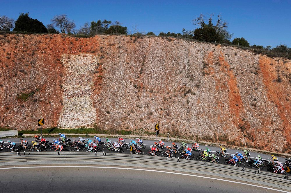 The peloton makes its way from Lagoa to Monchique during stage 2.