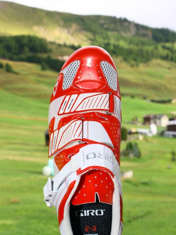 See the slight outward flare in the width just ahead of the middle strap? Now look at your foot.