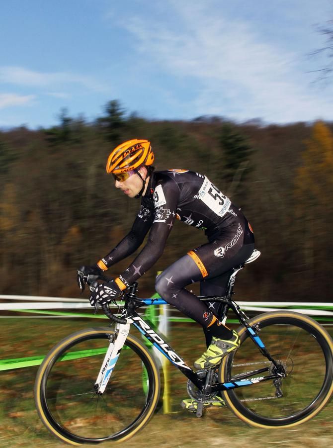 Kerry Werner Jr. (MOB CX Team) holds steady in the lead group.