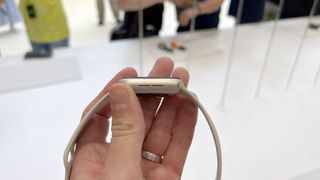 En hand som håller upp en Apple Watch SE 2 och visar upp den från sidan.
