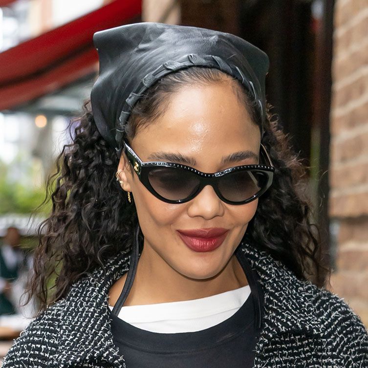 If You Want More Elegant T-Shirt Outfits, Wear This Jacket Trend Millennials Love But Gen-Z Hates