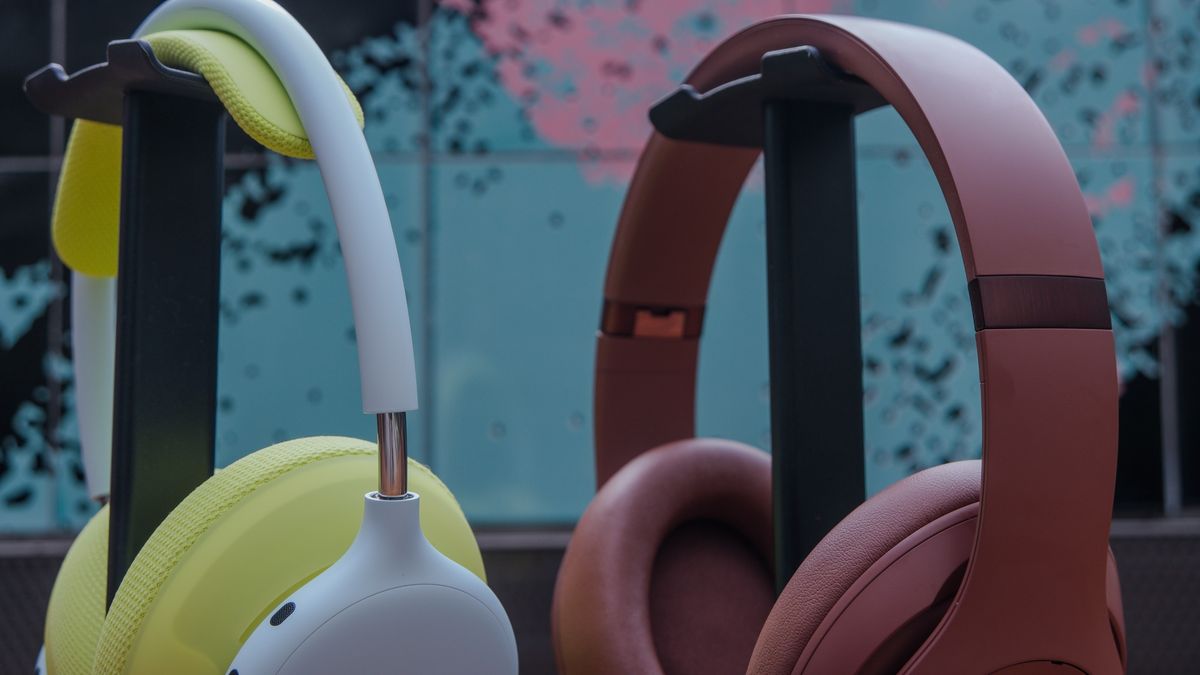 Beats 360 hinges comparison with Beats Studio Pro