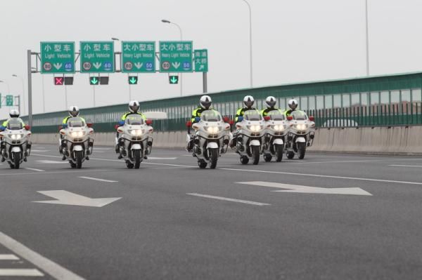 Shanghai - Pudong area police cleared the roads for the race.