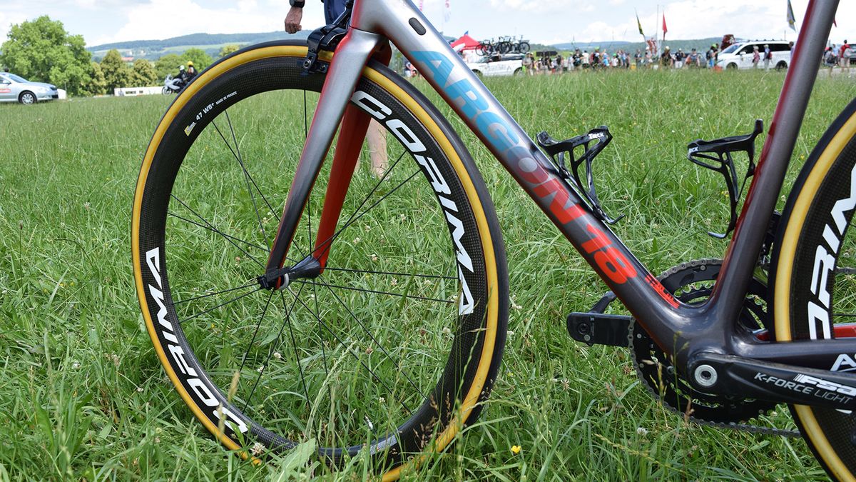The blue to red fade looks to represent his trade team Astana and his nation of Denmark