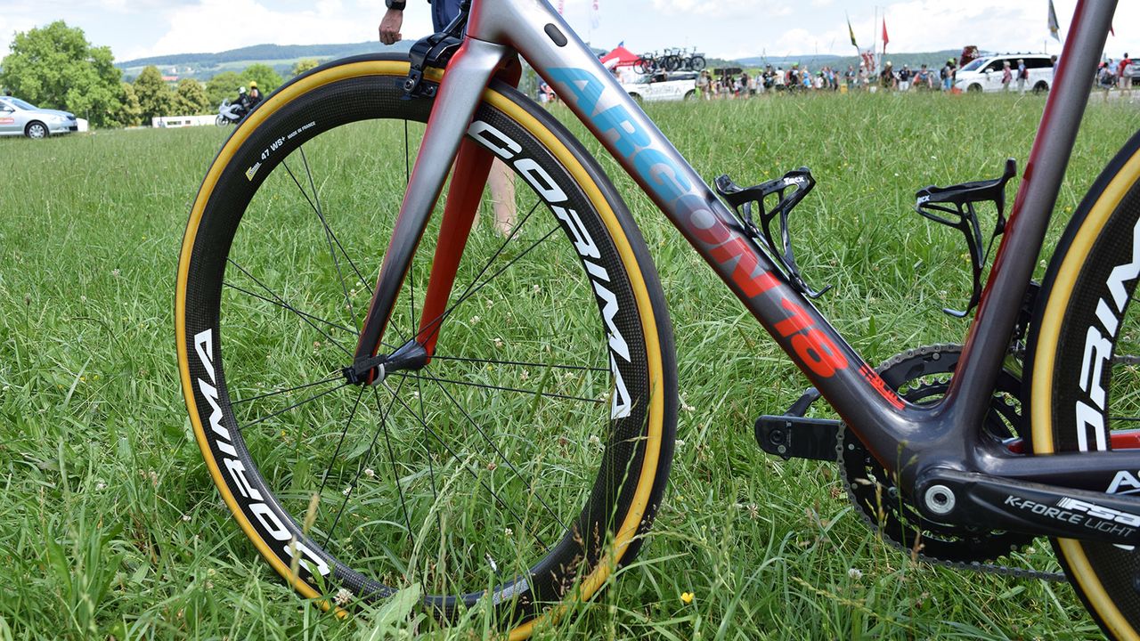 The blue to red fade looks to represent his trade team Astana and his nation of Denmark