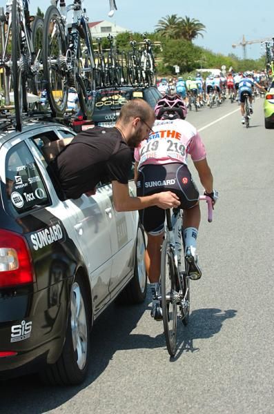Richie Porte (Saxo Bank) gets some mechanical assistance