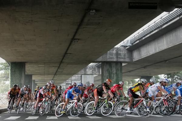The peloton heads through Taichung City