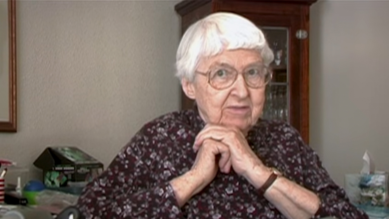 ソン・サン・ブルーのドキュメンタリーのインタビューでのステングルおばあちゃん