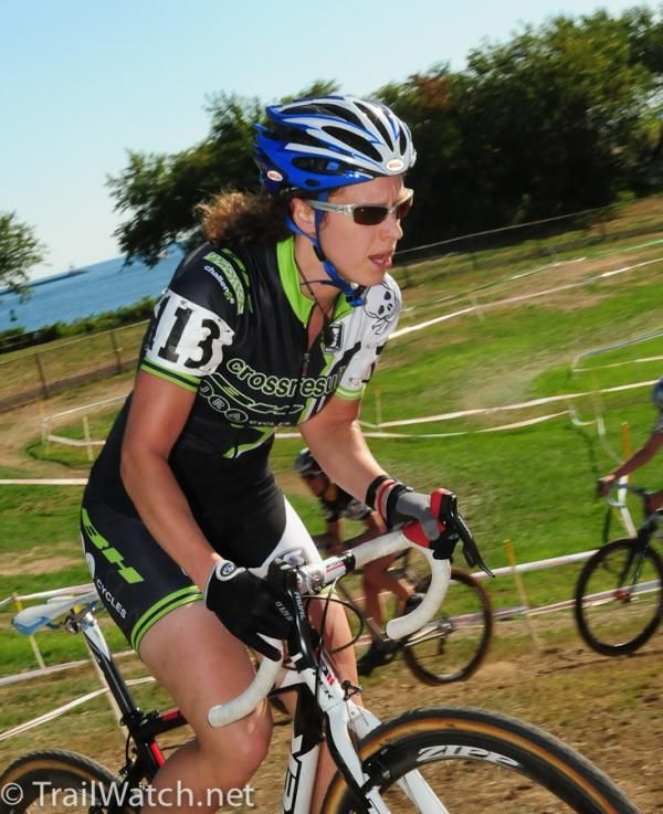 Sara Bresnick-Zocci climbs out of the saddle (Crossresults.com/ PRA Cycles)