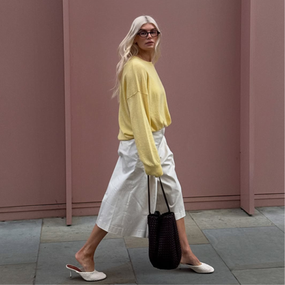 How to wear jorts influencer wearing white jorts and yellow top