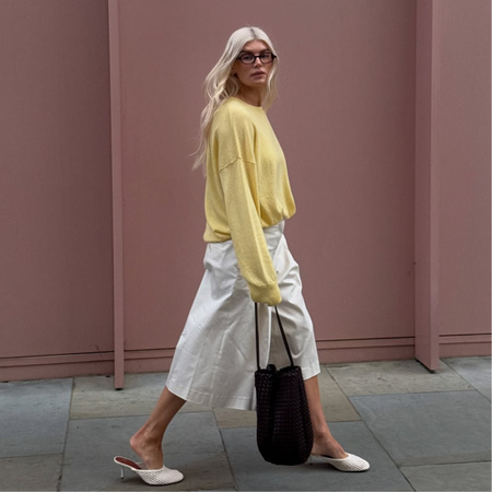 How to wear jorts influencer wearing white jorts and yellow top
