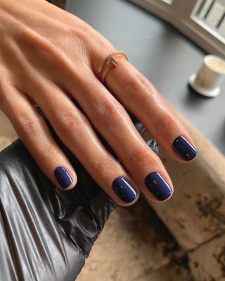 @raelondonnails navy blue nails