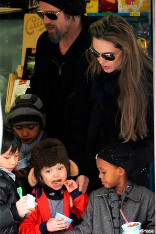 Brad Pitt and Angelina Jolie with children Shiloh, Zahara, Maddox and Pax in Venice