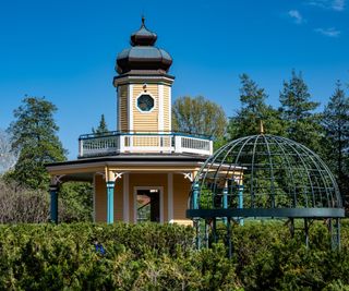 A building and dome at the Missouri Botanical Garden