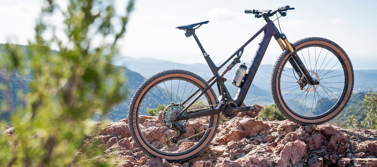 BMC Fourstroke AMP LT first ride – lightweight downcountry eMTB