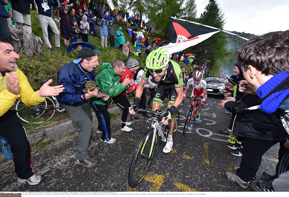 Ryder Hesjedal climbs through the crowds in Italy.
