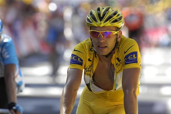 Rinaldo Nocentini (AG2R La Mondiale) finally relinquishes his hold on yellow