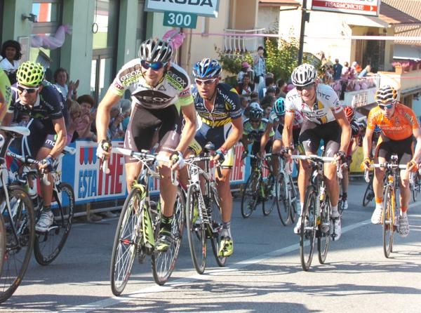 Denis Menchov (Geox-TMC) battles up the final climb
