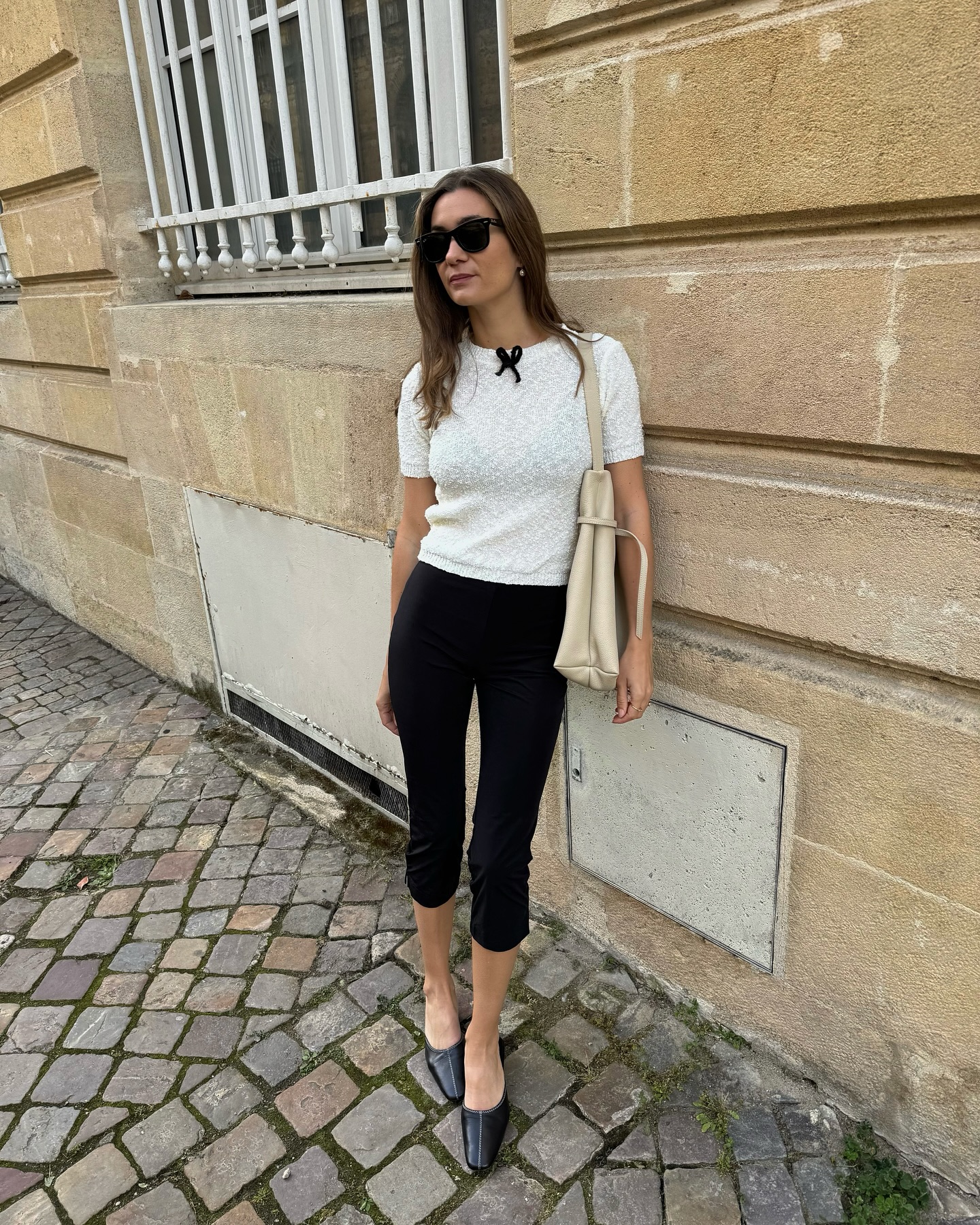How a French girl wears capri pants