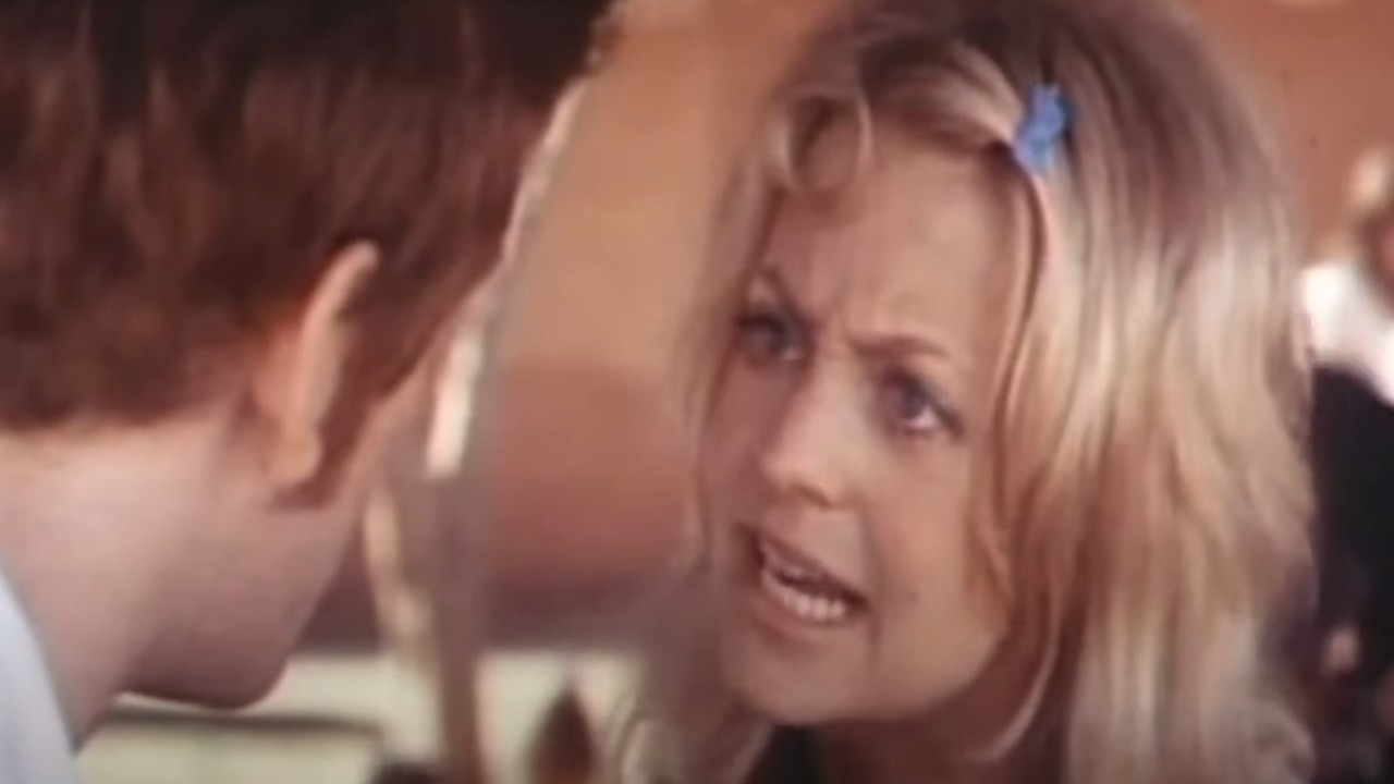 Goldie Hawn making a plea for help in The Sugarland Express