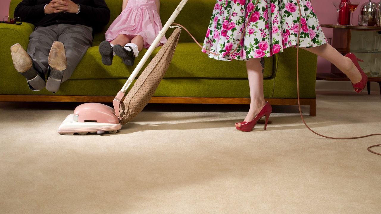 1950&#039;s housewife vacuuming